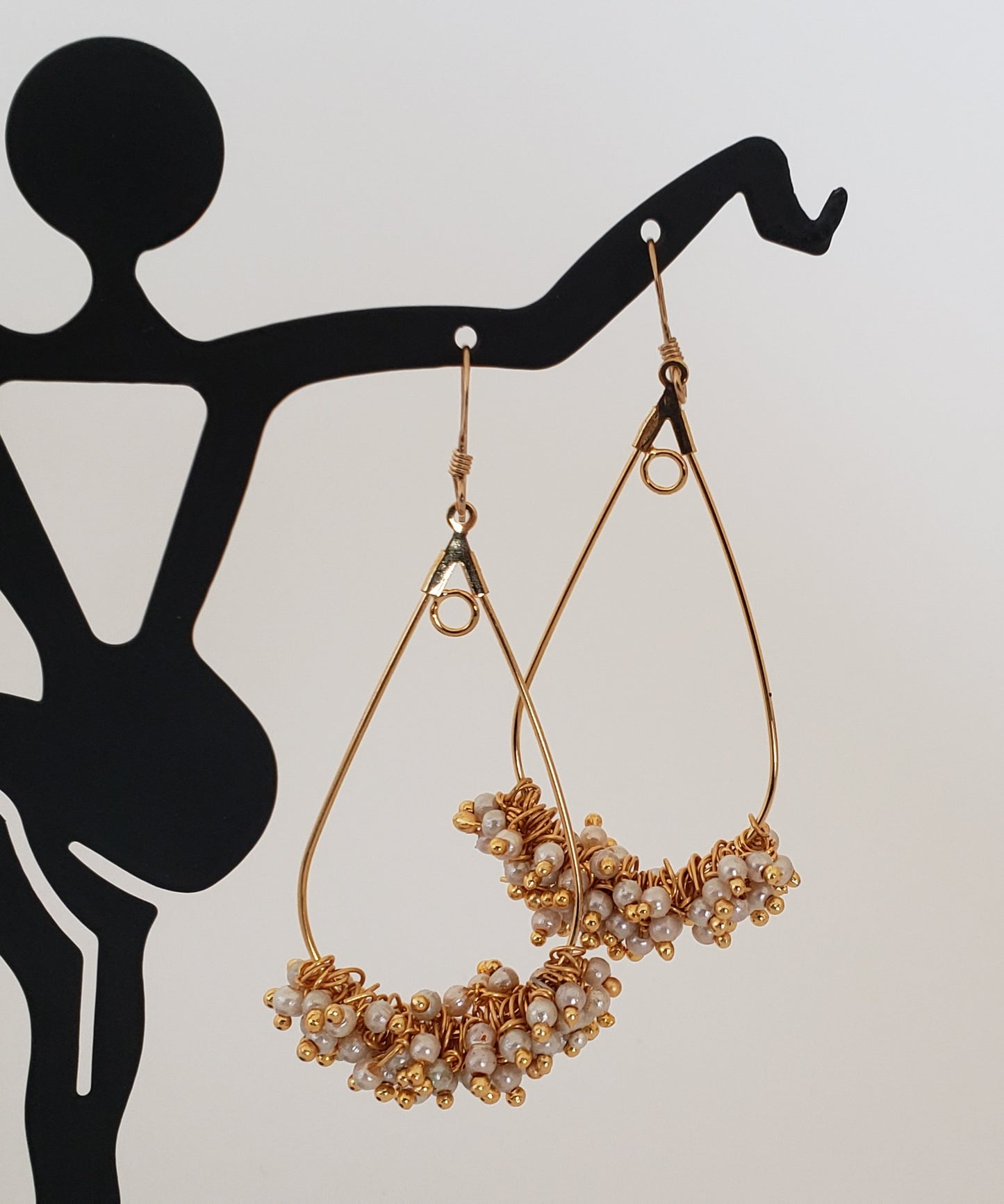E Brea teardrop pearl gold dangles